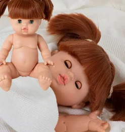 Gordi-Puppe Raphaëlle von Minikane mit braunen Schlafaugen.