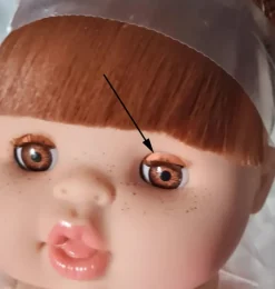 Gordi-Puppe Raphaëlle von Minikane mit braunen Schlafaugen.