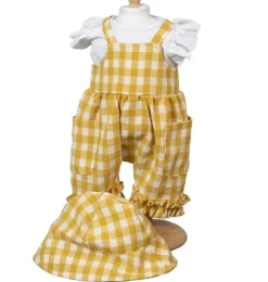 Mamamemo karierte Latzhose mit weißem T-Shirt und Sommerhut