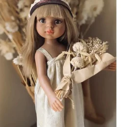 Minikane Amigas Puppenkleid Samt gold mit Minikane Kleiderbügel